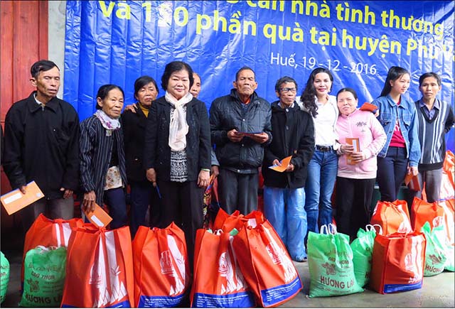 Nguyên Phó Chủ tịch nước Trương Mỹ Hoa tặng quà và trao nhà tình thương