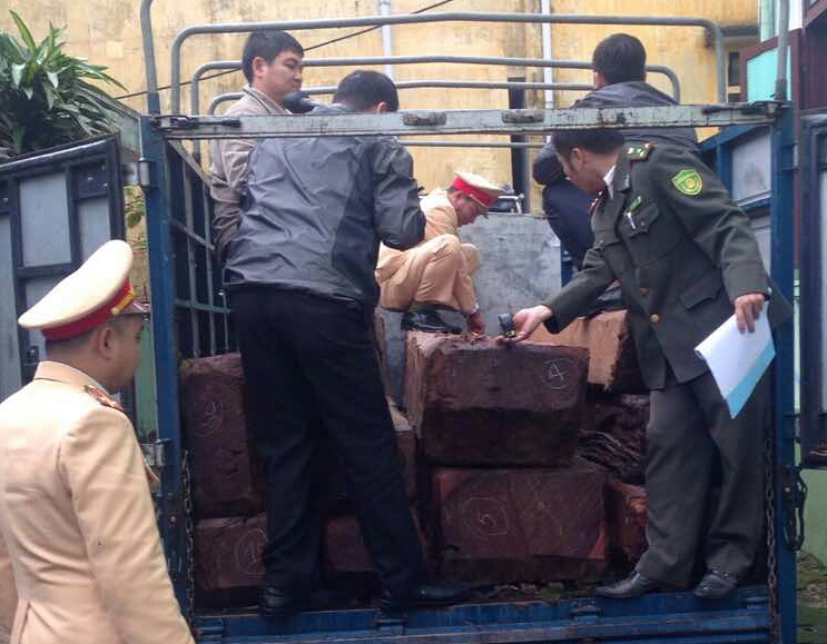 Bắt xe tải vận chuyển 2,75m3 gỗ lậu