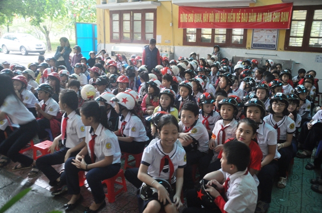 Tặng 1 200 mũ bảo hiểm cho học sinh