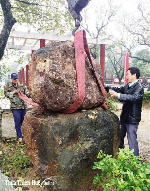 Khắc tên công viên lên đá