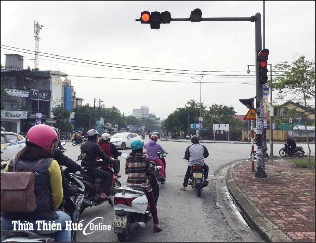 Còn có nơi cần biển báo “Đèn đỏ, được rẽ phải”