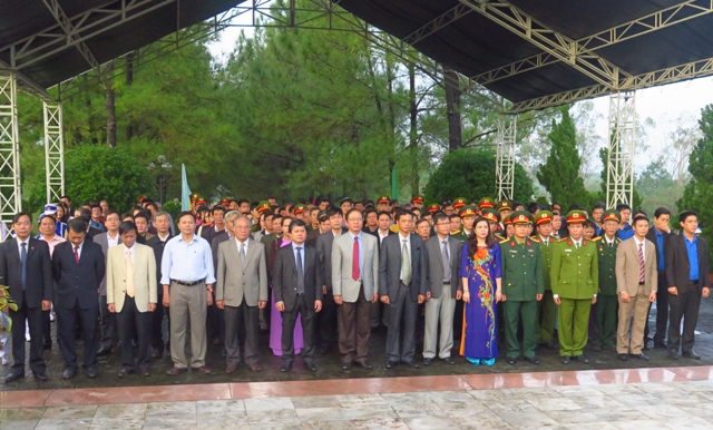 Lãnh đạo TP Huế dâng hương và viếng nghĩa trang liệt sĩ thành phố