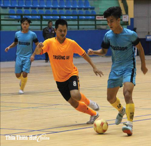 “Xem giò” cầu thủ Trường An