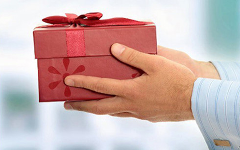 Nghiêm cấm tặng quà để vụ lợi Cần ý thức từ mỗi cán bộ, đảng viên