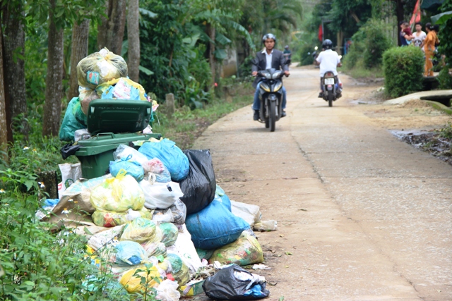 Rác ứ đọng, người dân bức xúc