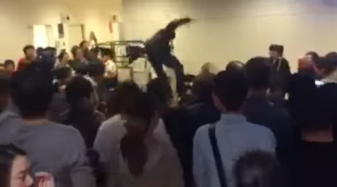 Bị kẹt do tuyết, cả trăm khách Trung Quốc quậy sân bay Nhật