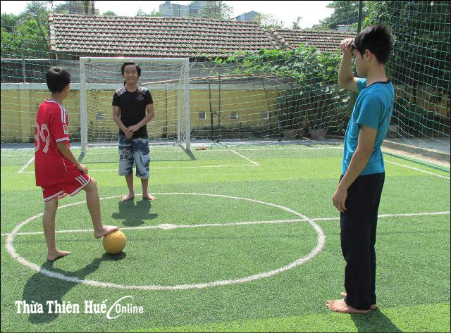 Người khiếm thị đá bóng