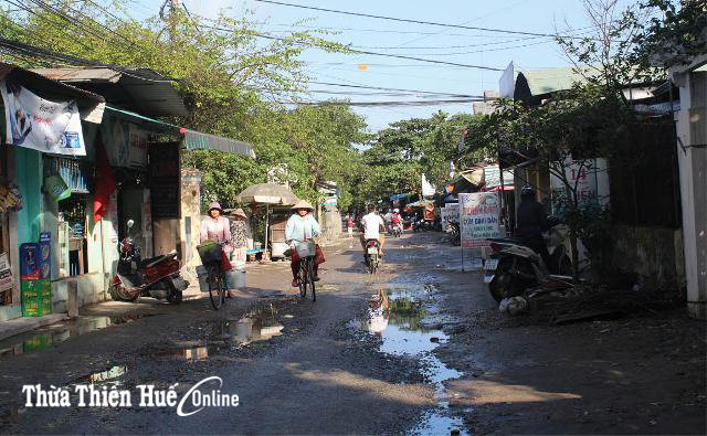 Đường Nguyễn Lộ Trạch xuống cấp