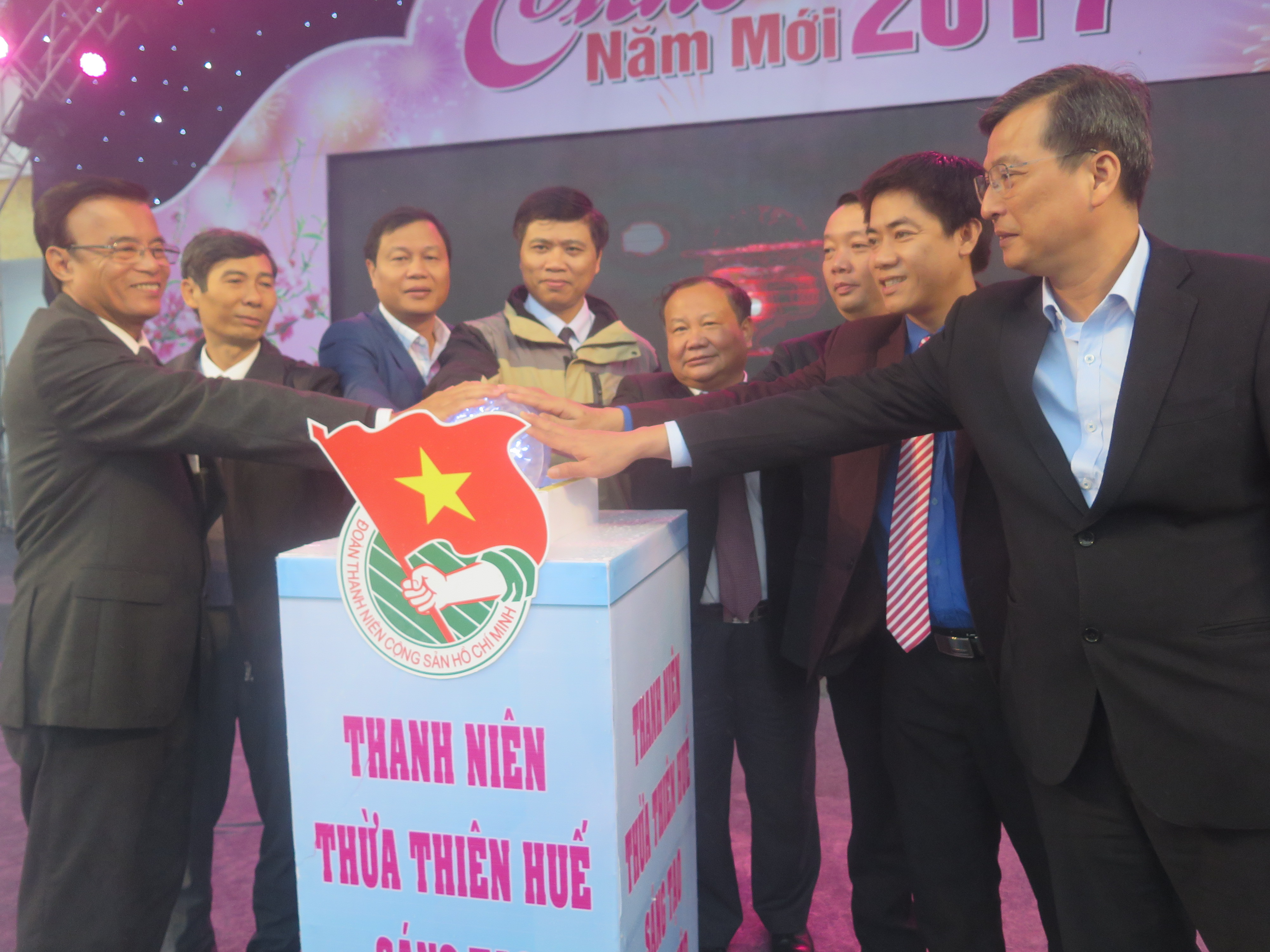 Các bạn trẻ chào năm mới 2017