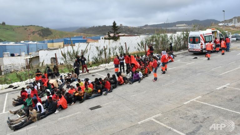 Hơn 1 000 người di cư vượt hàng rào thép gai vào Tây Ban Nha