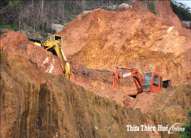 Thấp thỏm dưới mỏ đất