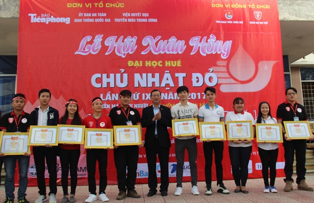 Hơn 500 sinh viên tham gia lễ hội Xuân hồng