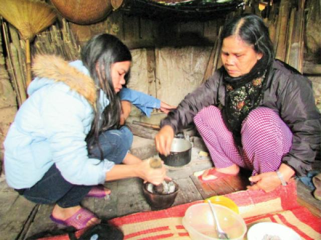 Bánh Azựh gửi gắm yêu thương của người Tà ôi