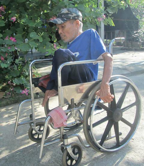 Người đàn ông tật nguyền mưu sinh