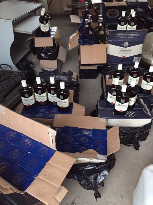 Bắt giữ xe khách chở nhiều rượu ngoại và mỹ phẩm nhập lậu