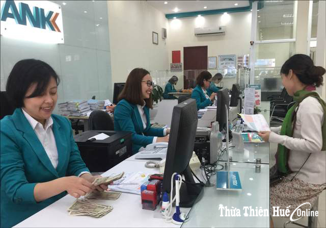 Đổi tiền mới khó, đổi đô dễ “mất cả chì lẫn chài”