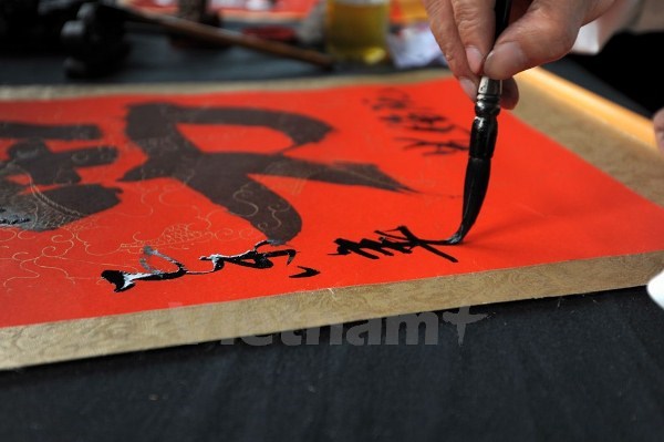 Trải nghiệm dựng cây nêu, gói bánh chưng với “Khám phá Tết Việt”