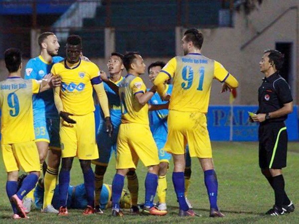 Bị treo giò và phạt tiền, Omar nhận án phạt nặng nhất lịch sử VFF