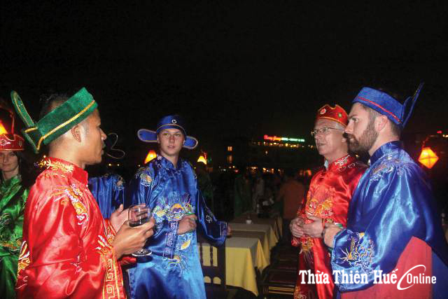 Ngắm Huế trên thuyền Long Quang