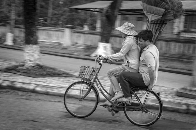 Cùng dắt nhau đi giữa cuộc đời