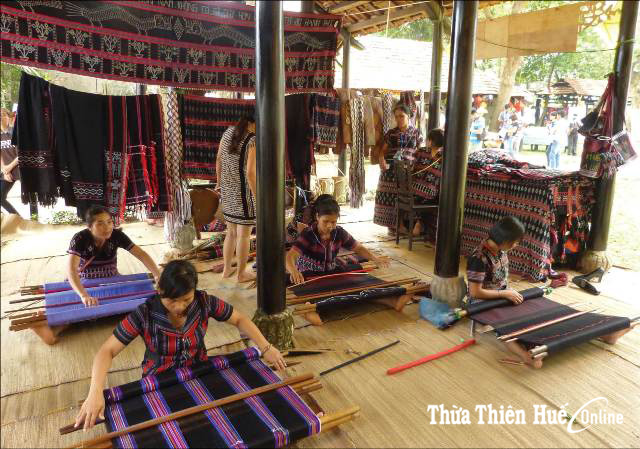 Dệt Zèng và mối “duyên” Festival Nghề truyền thống Huế