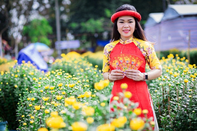 Áo dài khoe sắc cùng hoa xuân