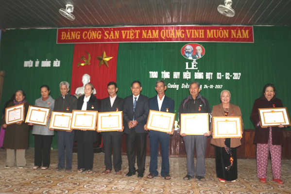 Quảng Điền Trao huy hiệu Đảng cho 64 đảng viên