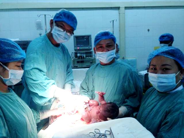 Hai cháu bé ra đời trong khoảnh khắc giao thừa năm Đinh Dậu