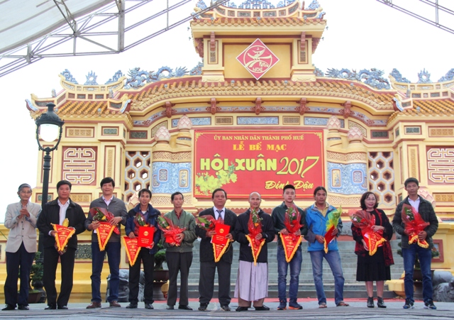 Hơn 60 000 lượt người tham dự Hội xuân Đinh Dậu