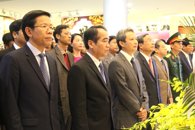 Lãnh đạo tỉnh dâng hoa tại Bảo tàng Hồ Chí Minh