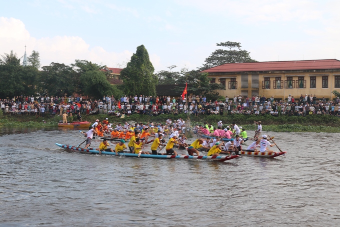 Rộn ràng lễ hội đua ghe trên sông Sịa