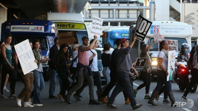 Hải quan Mỹ cho phép người bị cấm nhập cư lên máy bay