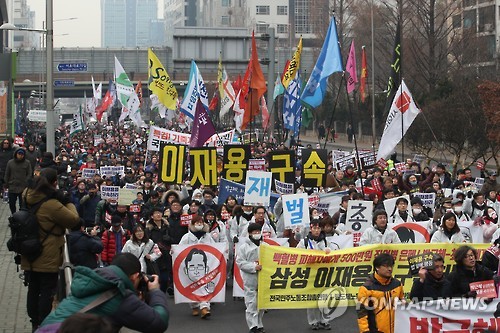 Hàn Quốc Người dân tiếp tục biểu tình đòi tổng thống từ chức ngay lập tức