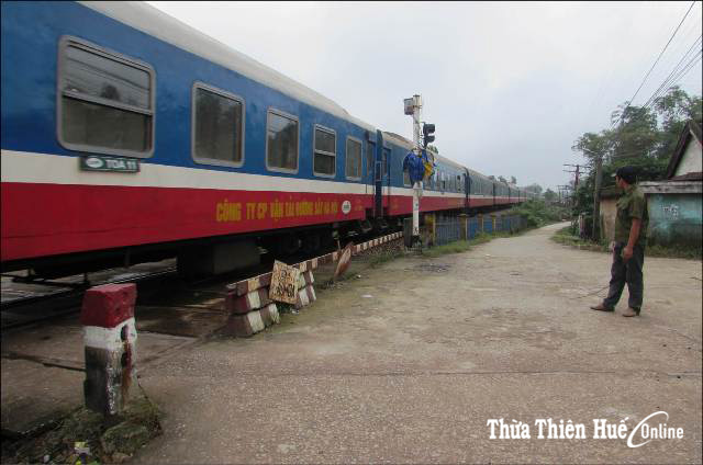 Đường ngang thi công dở dang tiềm ẩn tai nạn giao thông