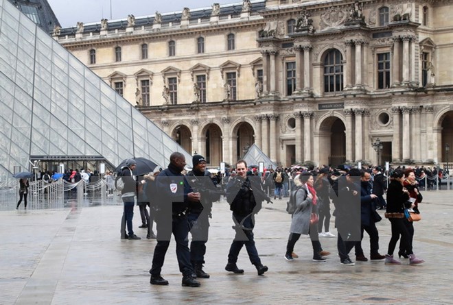 Vụ tấn công ở Bảo tàng Louvre Tiến trình điều tra gặp khó khăn