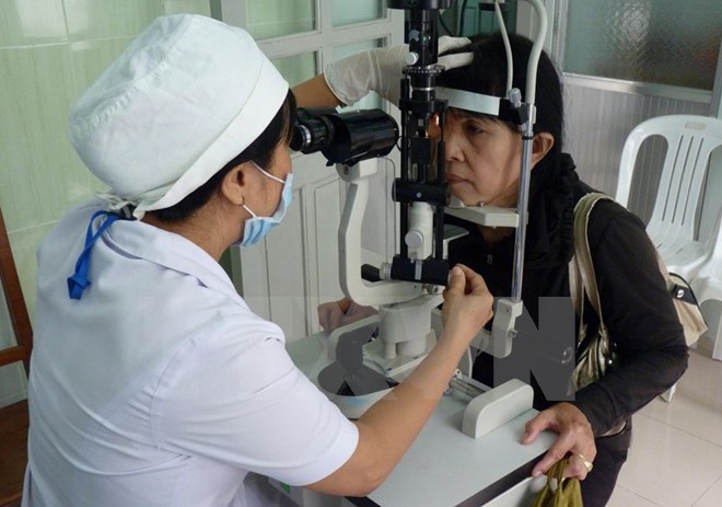 Nguy cơ bị mù vì sử dụng kính áp tròng không rõ nguồn gốc