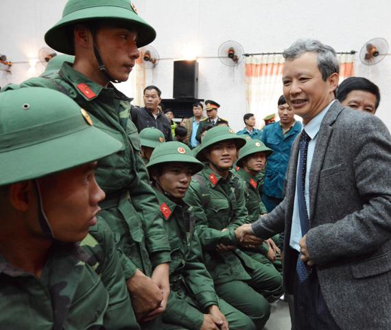 Hơn 1 300 thanh niên lên đường nhập ngũ
