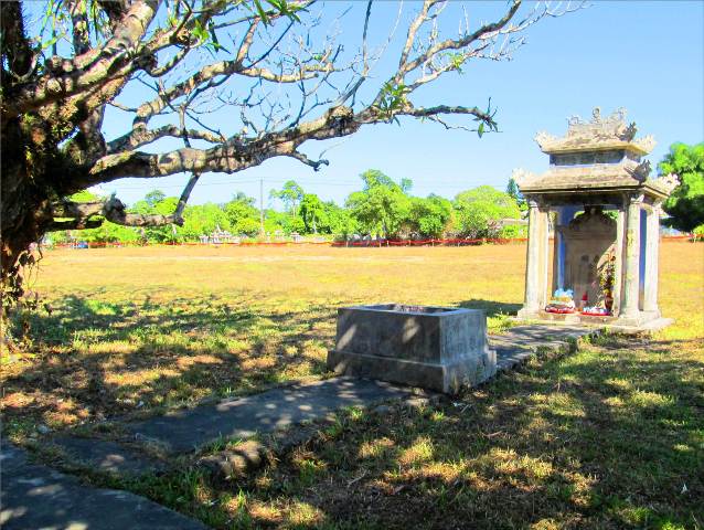 Bí ẩn tấm bia của ngôi mộ hiệp táng ở chùa Ba Đồn Vài mạo muội kiến giải