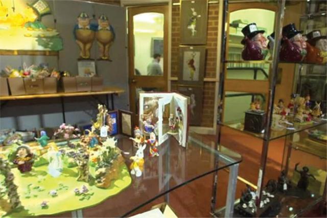 Bộ sưu tập kỷ vật “Alice ở xứ sở thần tiên” được bán với giá 88 000 USD