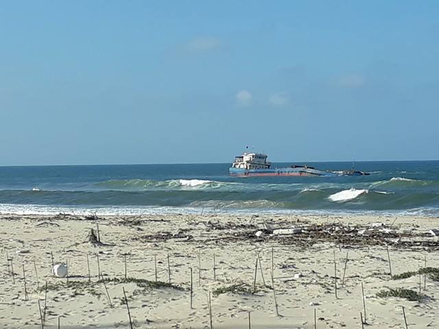 Tàu chở 3 000 tấn than mắc cạn, nguy cơ ô nhiễm