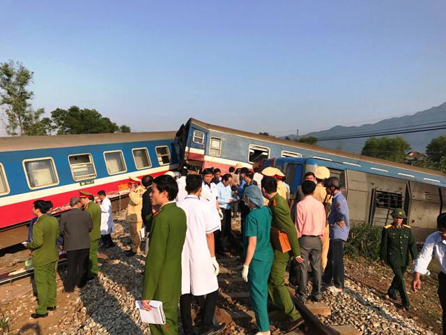 Lật tàu chở khách, ít nhất 3 người chết