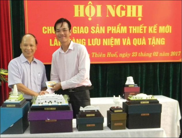 Chuyển giao sản phẩm thiết kế mới làm hàng lưu niệm và quà tặng