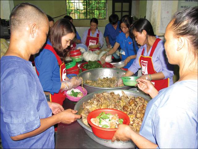 Người bệnh chung sức cải thiện bữa ăn