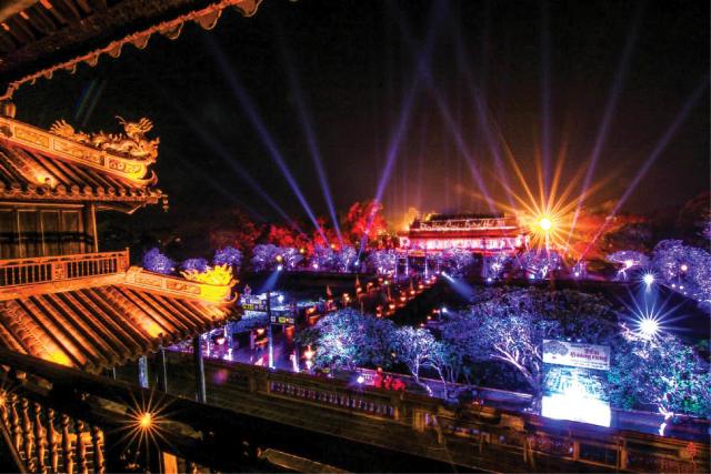 Xung quanh văn bản đề nghị chiếu sáng mặt tiền vào ngày cuối tuần, lễ, tết Vận động chứ không bắt buộc