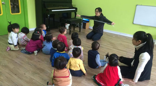 Đưa giáo viên phổ thông xuống dạy mầm non Lo ngại áp lực cao