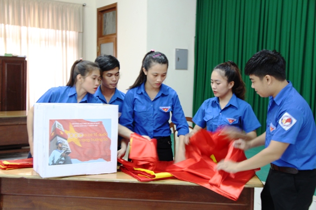 Tặng gần 11 000 lá cờ Tổ quốc cho huyện đảo Trường Sa và Lý Sơn