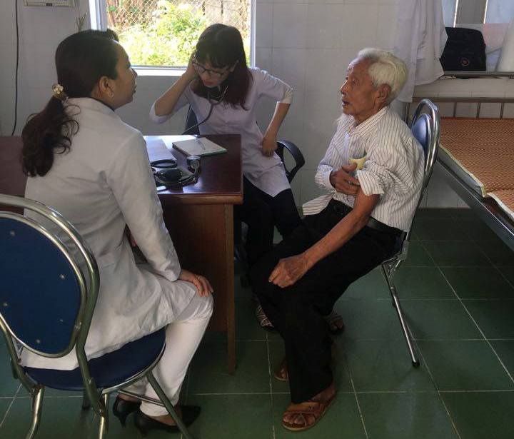 200 bệnh nhân nghèo Hương Trà được cấp thuốc miễn phí