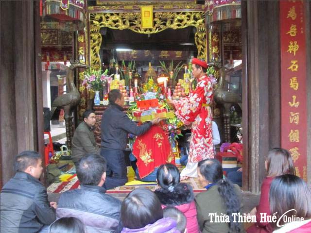 Nghĩ về lễ hội điện hòn chén