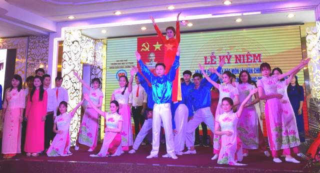 Đào tạo cho đất nước nhiều thế hệ giáo viên vừa “hồng” vừa “chuyên”