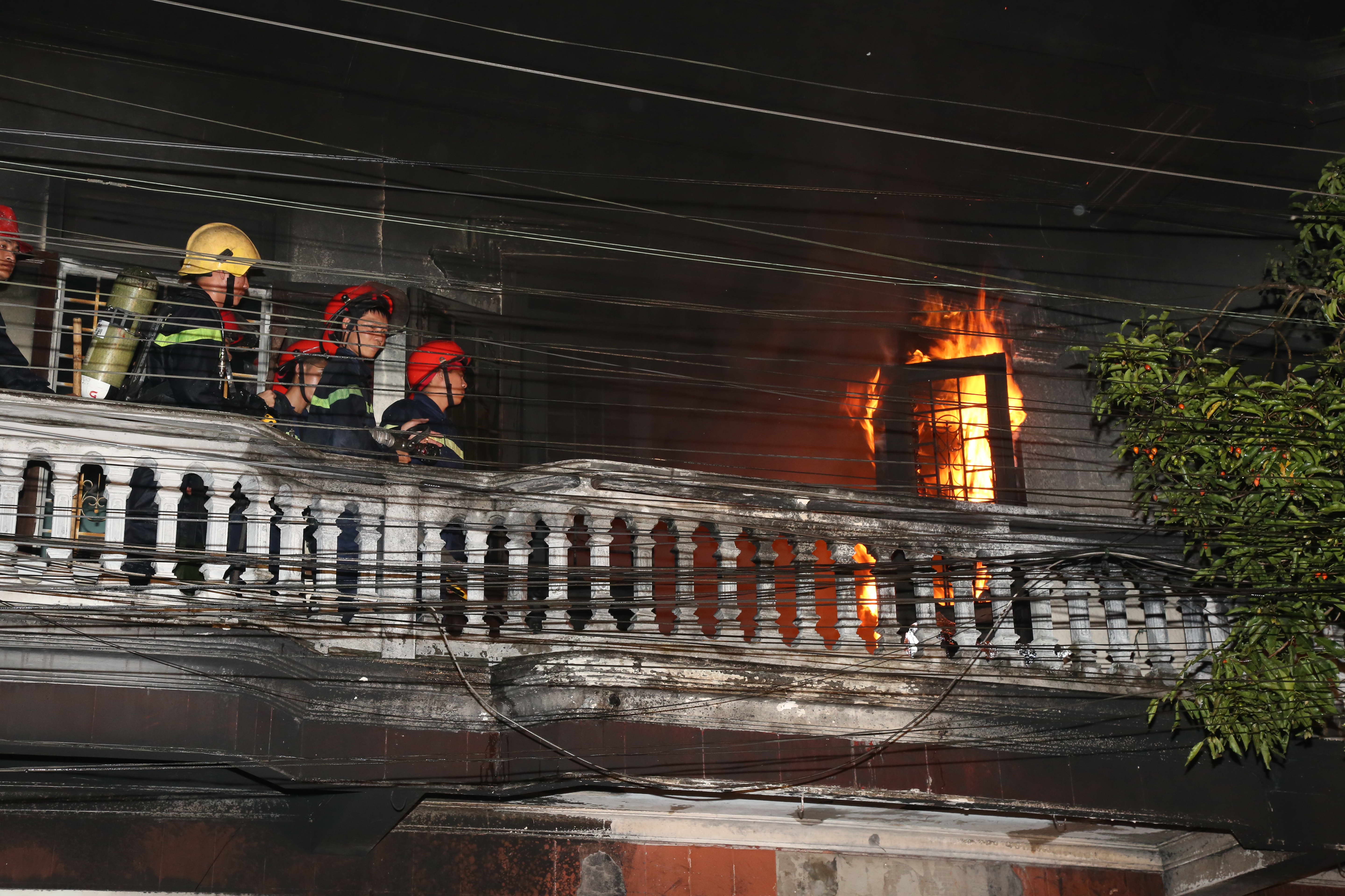 Cháy cơ sở làm khung ảnh, 3 người leo ban công thoát nạn